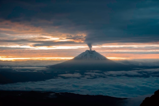 Zonsopgang in de stad Quito met de Cotopaxi-vulkaan op de achtergrond