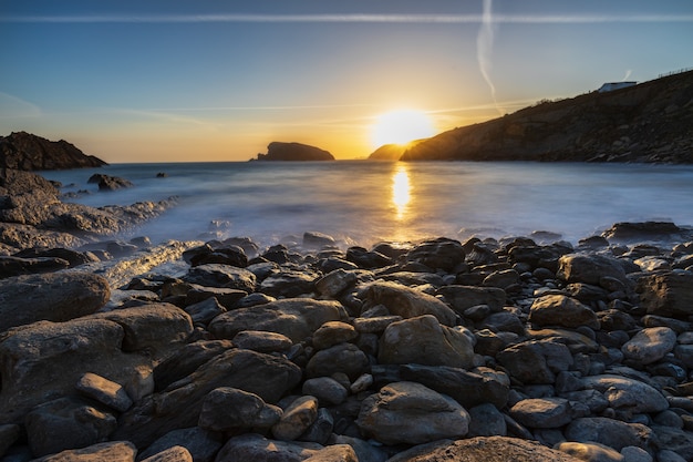 Zonsopgang in het Arnia-strand. Urros de Liencres. Cantabrië. Spanje.