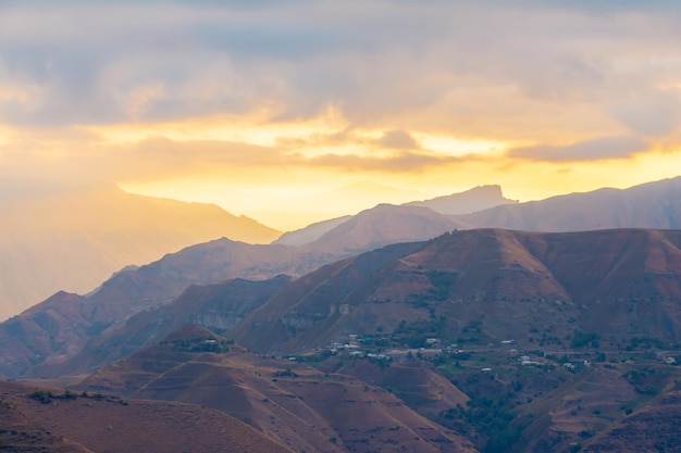 Zonsopgang in het Kaukasusgebergte Dagestan