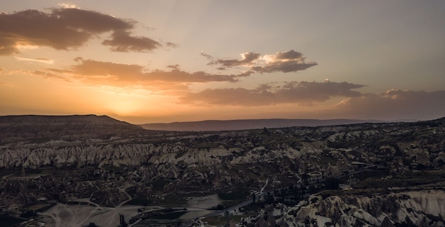 Foto zonsopgang in het nationale park van cappadocië. luchtfoto