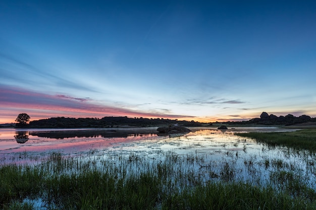 Zonsopgang in het natuurgebied van Barruecos. Extremadura. Spanje.