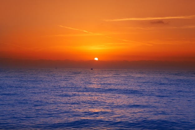 Zonsopgang in Middellandse Zee met oranje hemel