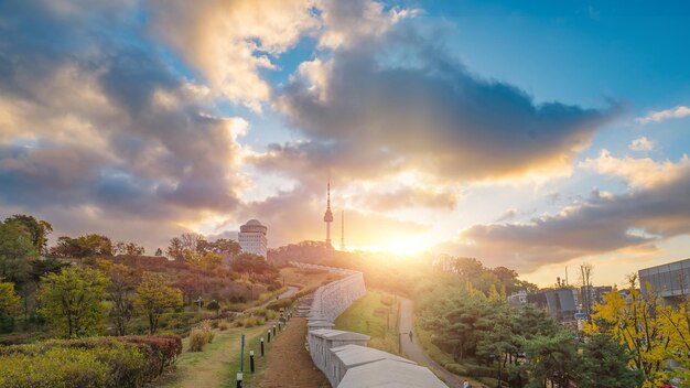 Foto zonsopgang in namsan park in de herfst seoul zuid-korea