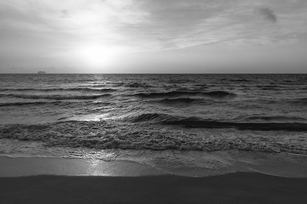 Zonsopgang in oceaan of zeewater bij het strand van Miami met silhouet van schip op de achtergrondzonsopgang van de zonsonderganghemel