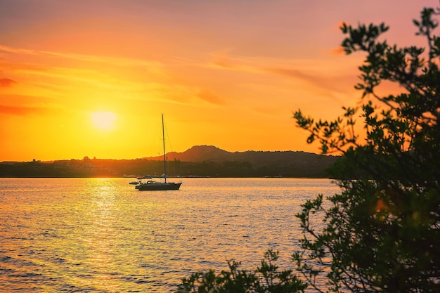 Zonsopgang met boot aan de Costa Smeralda aan de Middellandse Zee, Sardinië, Italië