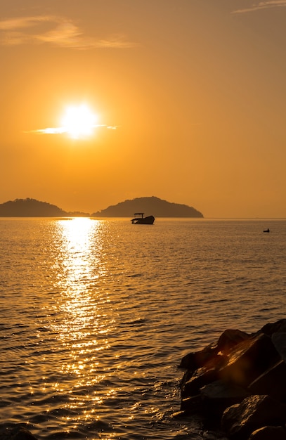 Zonsopgang met fishingboat op zeegezichtachtergrond