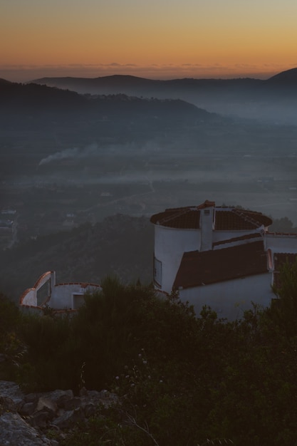 Zonsopgang met mist in de bergen