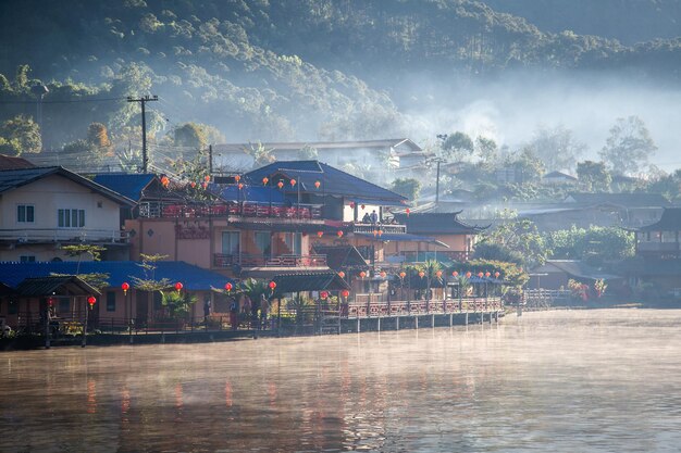 Zonsopgang met mist over Ban Rak thai, Chinees dorp dichtbij een meer in Mae Hong Son, Thailand