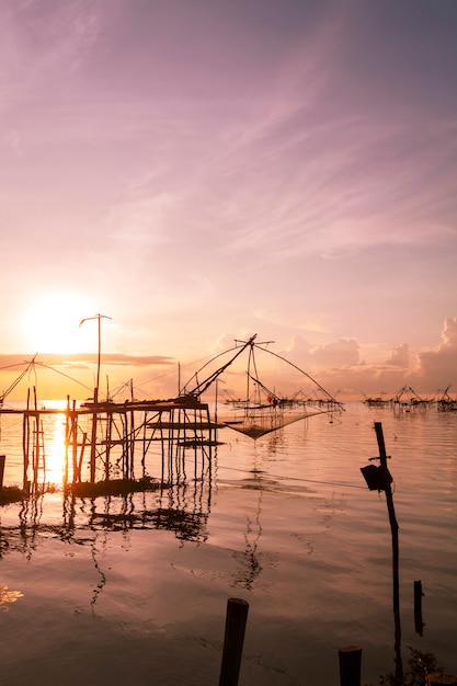 Zonsopgang met visserijval in pakprodorp, Phatthalung Thailand