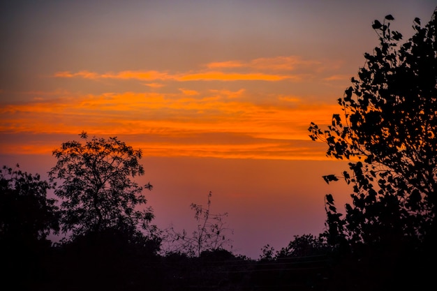 zonsopgang met wolken, panoramisch uitzicht op een bewolkte hemel bij zonsondergang