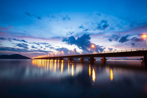 Zonsopgang ochtend zeebrug kruis van de langste betonnen brug