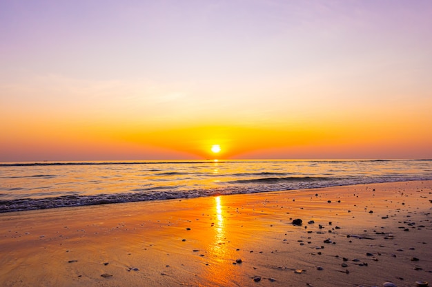 zonsopgang of zonsondergang met schemering lucht en zee strand