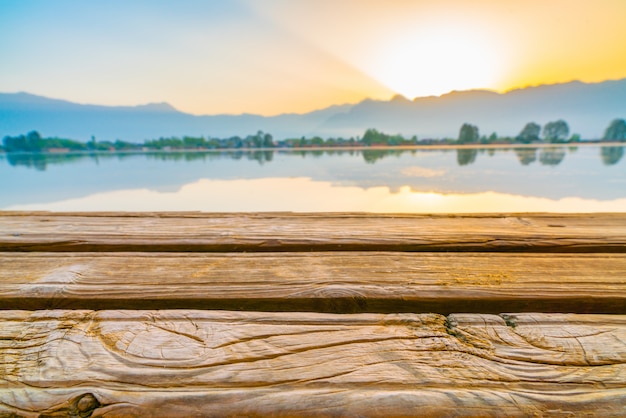 Zonsopgang op Dal meer, Kashmir India.