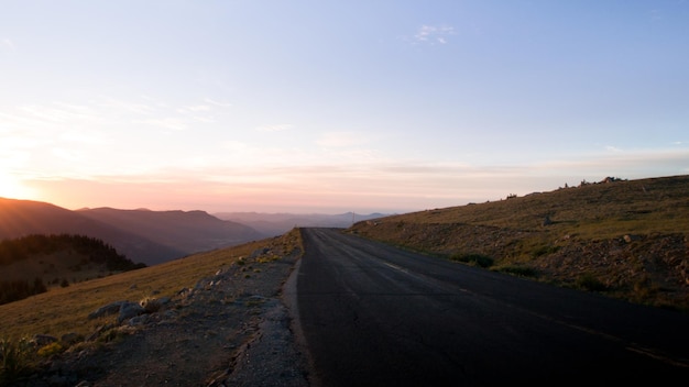 Zonsopgang op de bergweg.