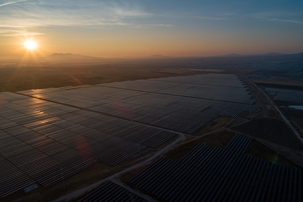 Zonsopgang op de luchtfoto van het zonnepaneel