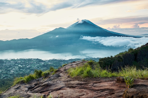 Zonsopgang op de top van mount batur