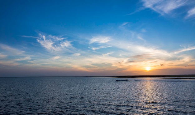 Foto zonsopgang op de zee van ca mau