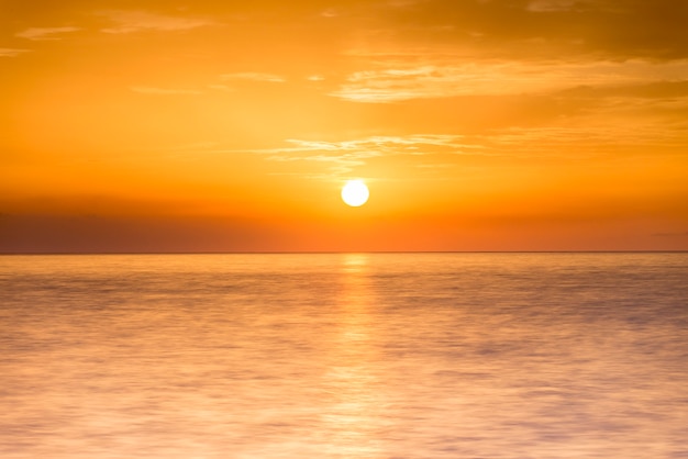 Zonsopgang op de zeehorizon