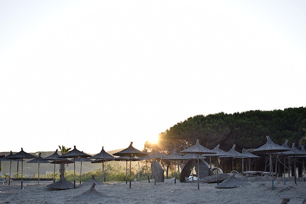 Zonsopgang op een mooie dag op het strand