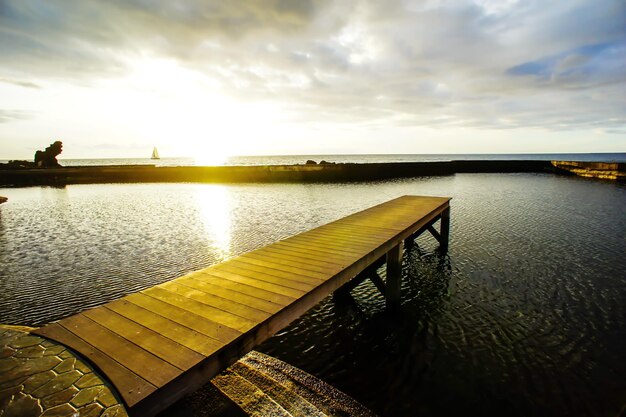 Zonsopgang op een pier boven de Atlantische Oceaan op Tenerife, Canarische Eilanden, Spanje