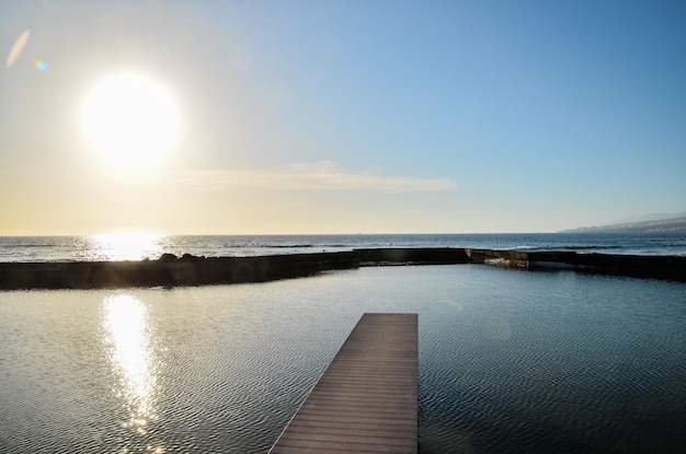 Zonsopgang op een pier boven de Atlantische Oceaan op Tenerife, Canarische Eilanden, Spanje