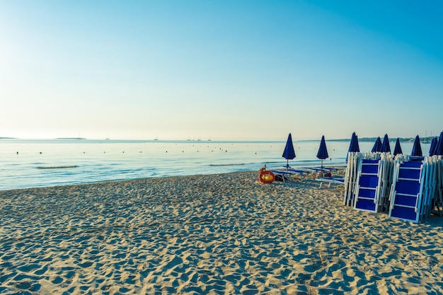 Zonsopgang op het strand in sardinië