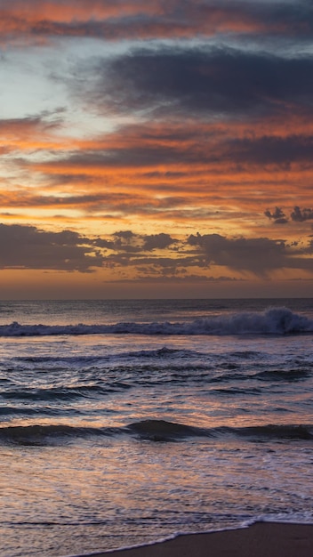 zonsopgang op het strand met kleurrijke wolken