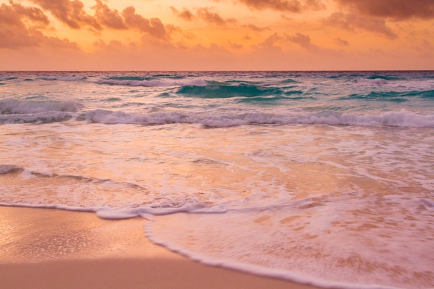 Zonsopgang op het strand van de Caribische Zee.