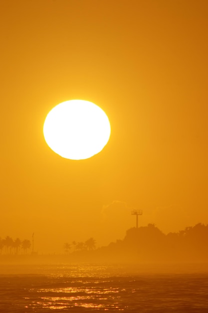 Zonsopgang op het strand van Leblon in Rio de Janeiro