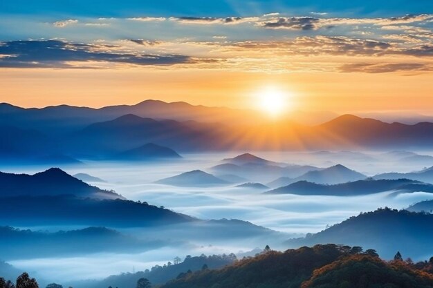 zonsopgang over de bergen met een zonsopgang en de zon schijnt door de wolken