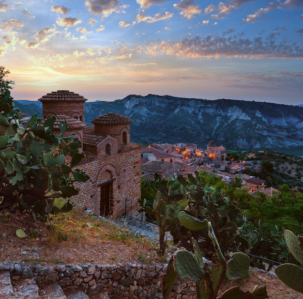 Zonsopgang Stilo dorp Calabrië Italië