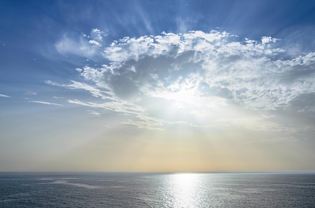 Zonsopgang uitzicht vanaf de zee in de buurt van Santorini eiland Griekenland