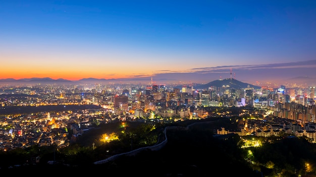 Zonsopgang van de stadshorizon van Seoel, Zuid-Korea