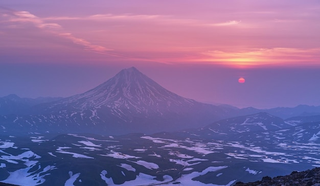 Zonsopgang vanaf de top van de Gorely-vulkaan en uitzicht op de Vilyuchinsky-vulkaan op het schiereiland Kamtsjatka in Rusland