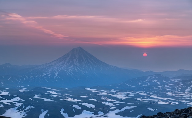 Zonsopgang vanaf de top van de Gorely-vulkaan en uitzicht op de Vilyuchinsky-vulkaan op het schiereiland Kamtsjatka, Rusland.