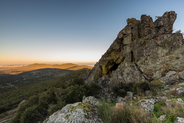 Zonsopgang vanaf een berg naast Sierra de Fuentes. Spanje.