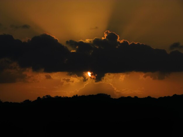 Foto zonsopgang warm weer zomer weer zomer dag prachtige zonsondergang reusachtige zon pipa strand