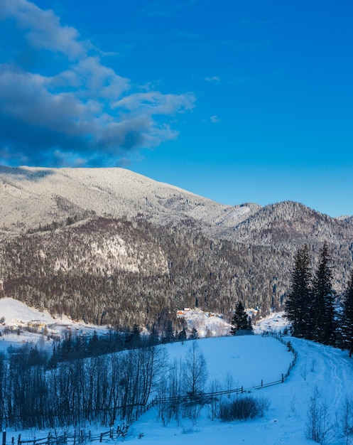 Zonsopgang winter Karpaten bergdorp Zelene rand Verkhovyna Oekraïne