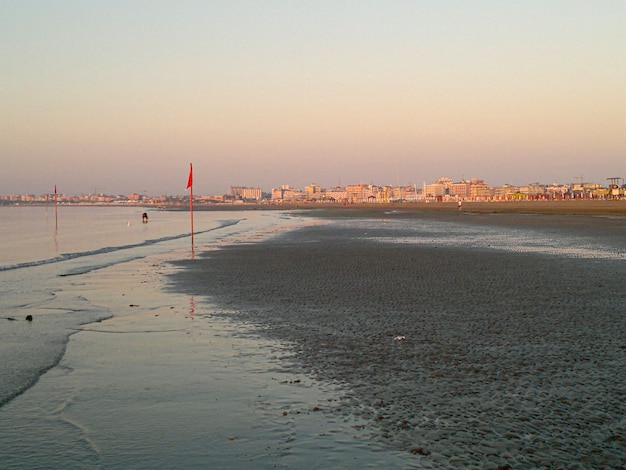 Zonsopganglandschap van het strand van Sottomarina in Noord-Italië