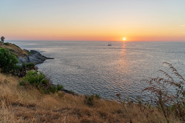 Zonsopgangmening van Promthep-kaap, Phuket-eiland, Zuidelijk Thailand met mooi zeewater