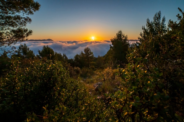 Zonsopgangmeningen van de Montcabrer-berg in een dag met wolken, Cocentaina.