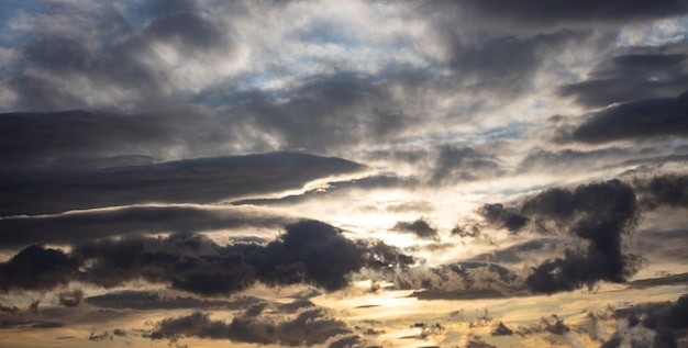 Zonsopgangwolken dramatische magische zonsondergang boven oranje bewolkte hemel