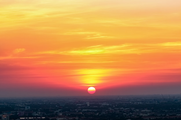 Zonsopgangzonsondergang in de stad