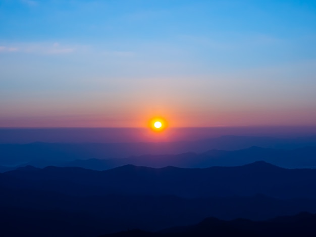 Foto zonsopkomst in de ochtend is een rood-oranje cirkel op de horizonlijn