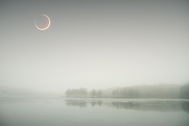 Zonsverduistering in de herfstmist