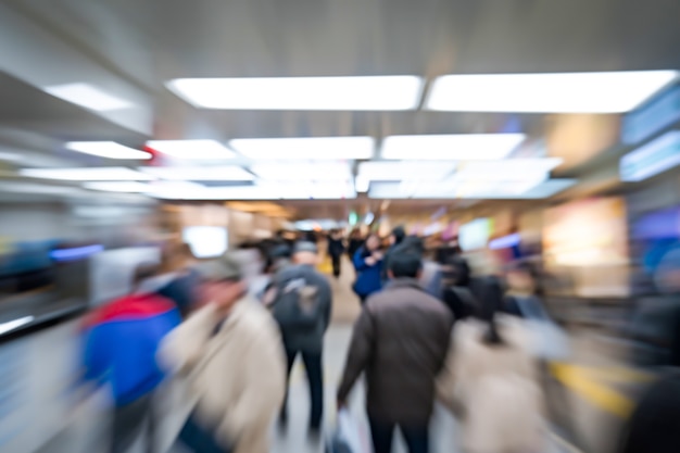 ズームモーションは、日本、地下鉄/地下鉄の交通機関で日本人の乗客の群衆をぼかす