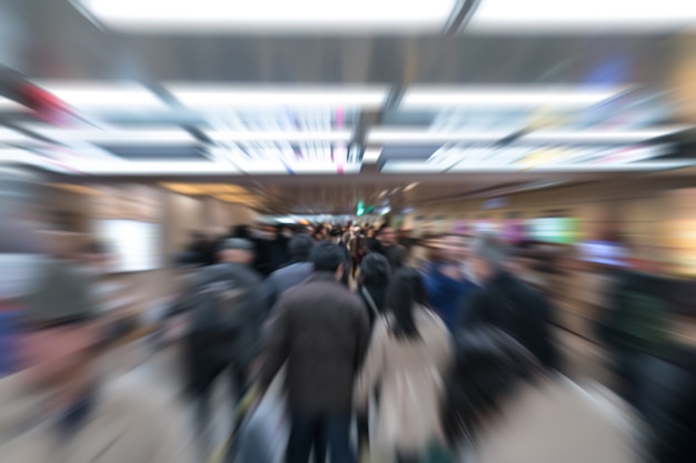 Photo zoom motion blur crowd of japanese passenger in underground / subway transportation, japan