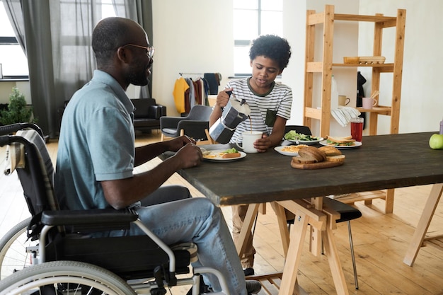 Zoon bereidt lunch voor zijn vader