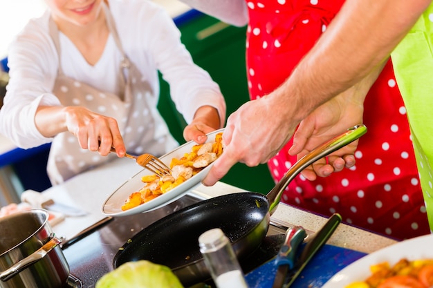 Foto zoon die maaltijd in binnenlandse keuken probeert