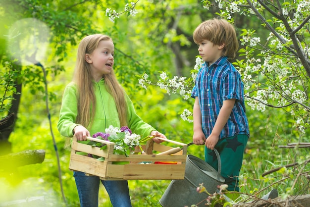 Zoon en dochter planten op de grond zus en broer werken in het veld